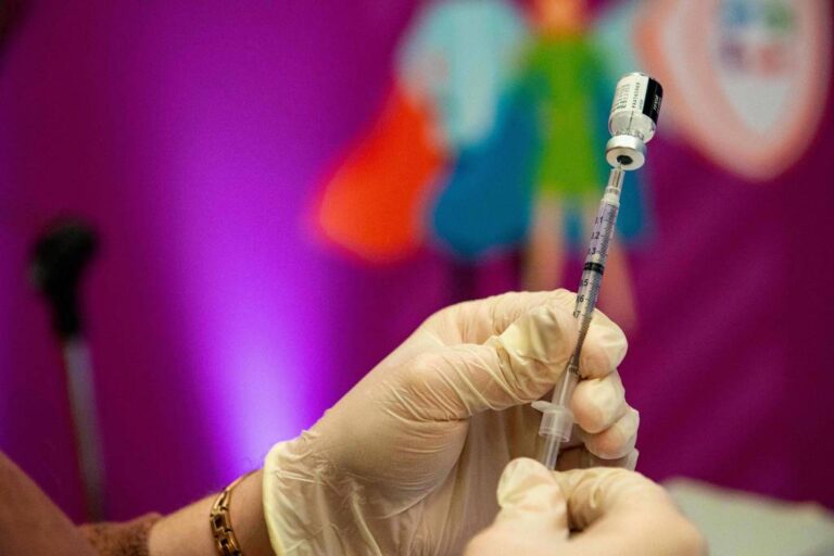 Pais que se negam a imunizar filhos podem ser multados e até perder a guarda