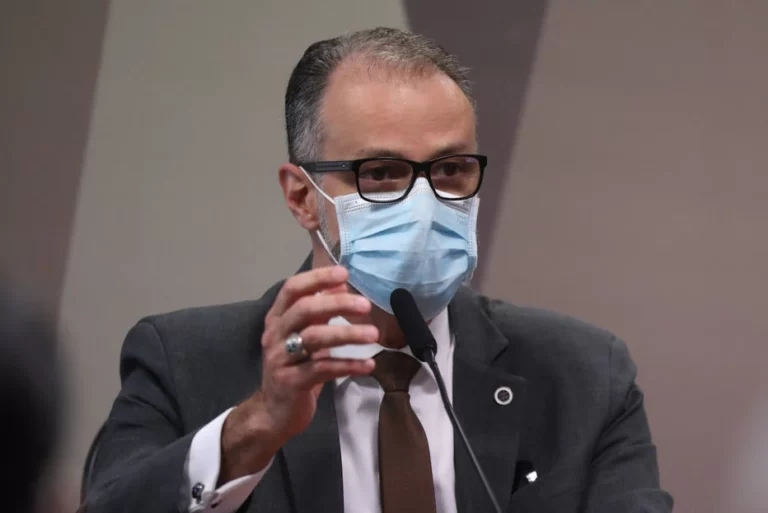 De aliado a rival, chefe da Anvisa agora desafia o presidente