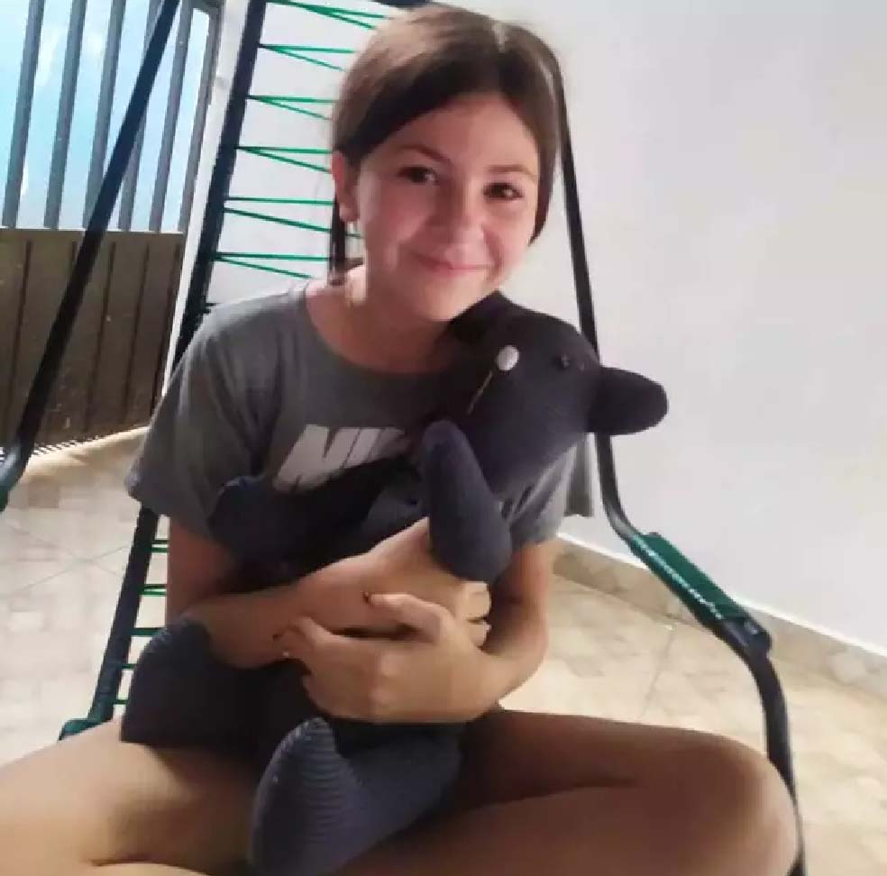 Menina de 11 anos chora ao ver urso feito com camisa do pai que morreu 2 abraco deurso