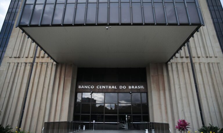 Mercado financeiro estima inflação de 4,99% em 2025, prevê BC