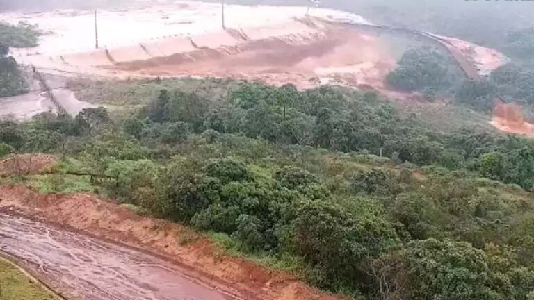 Câmeras flagram momento em que dique de mineradora transborda em MG