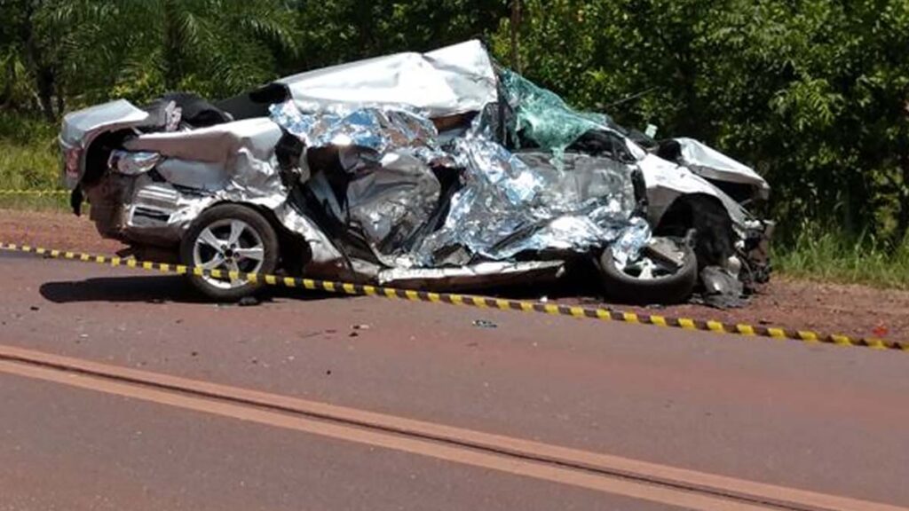 Duas pessoas morrem e uma fica gravemente ferida em colisão frontal na BR-262 2 colisao corola2