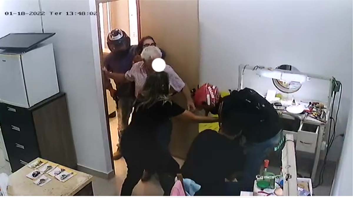 comerciante esfaqueia ladrao