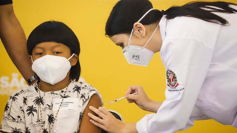 Indígena de 8 anos é a primeira criança vacinada contra covid-19 no Brasil