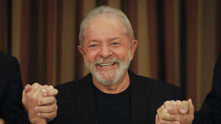 Pesquisa PoderData: Lula lidera e vence todos candidatos no 2º turno