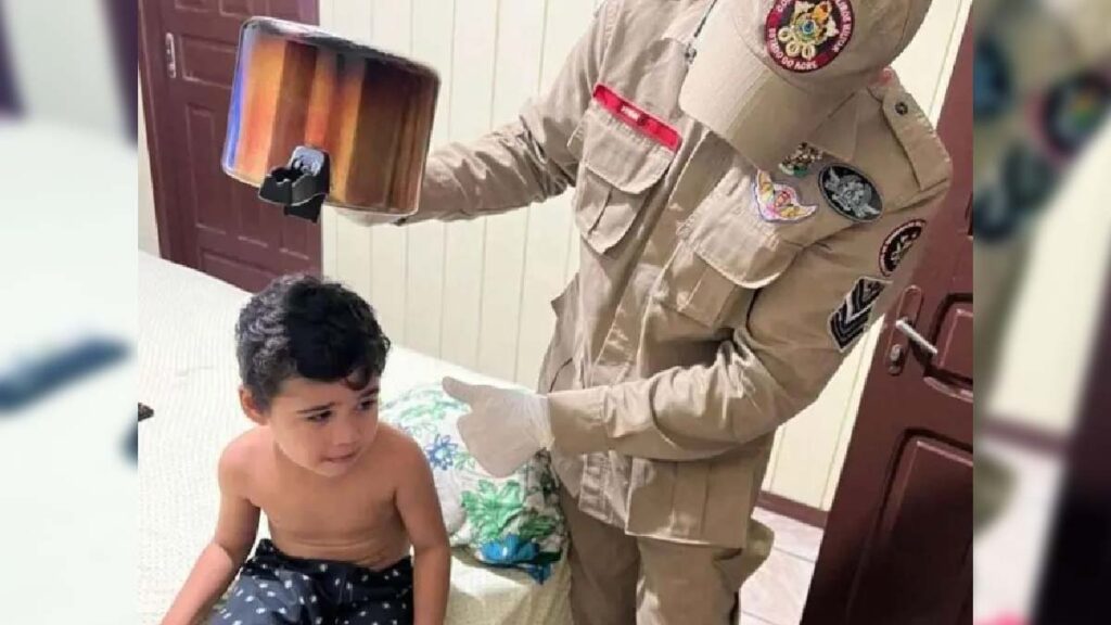 No Acre, menino de 4 anos fica com cabeça presa em panela de pressão 2 panela pressao2