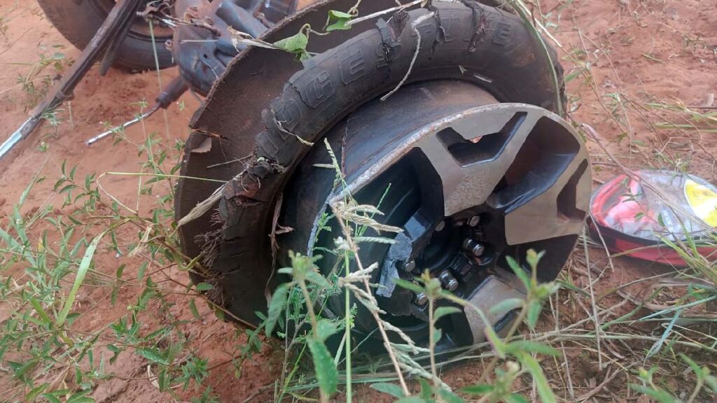 Família morre em colisão entre carro e caminhonete na BR-262 3 pneu estourado