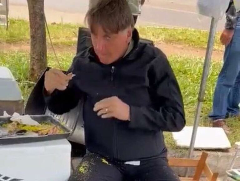 Vídeo de Bolsonaro comendo farofa repercute mal e até ministro apaga post
