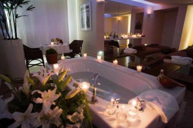 Mulher diz que engravidou sozinha em banheira e marido decide processar hotel