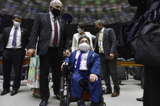 Com doença rara, parlamentar toma posse na Câmara dos Deputados