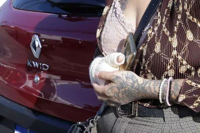 Motorista diz que foi perseguida ao mostrar dedo do meio para delegado-geral