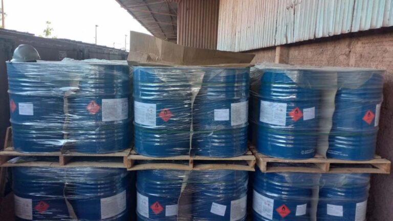 PF e Receita Federal apreendem 56 mil litros de produto usado no refino de Cocaína