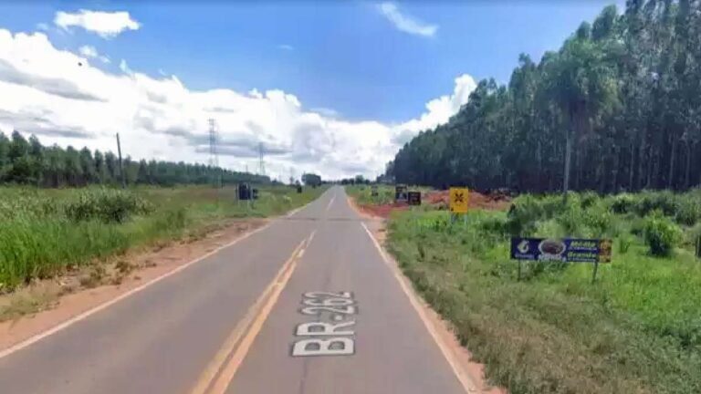 Caminhoneiro morre após colidir na traseira de carreta na BR-262