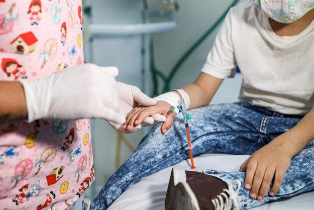 Homem é investigado por obrigar filha de 10 anos a pegar covid em Campo Grande