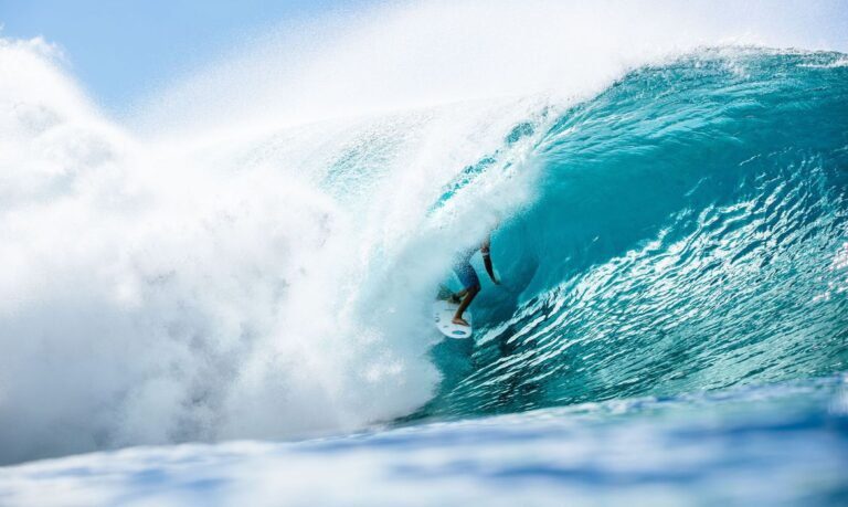 Miguel Pupo supera Ítalo Ferreira em duelo brasileiro em Pipeline