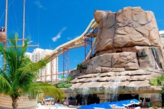 Criança morre após queda de toboágua em parque aquático em Goiás