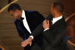 Leia mais sobre o artigo Will Smith dá tapa em Chris Rock no palco do Oscar 2022; internet reage