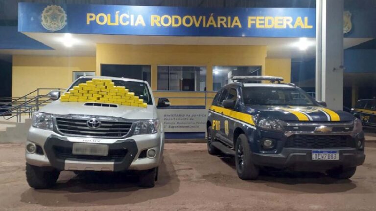 PRF apreende 50 quilos de cocaína com dupla que saiu em caminhonete de Corumbá