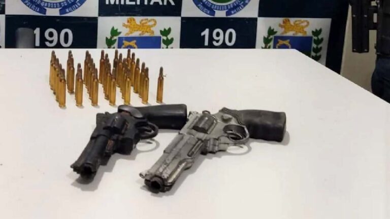 PM recupera motocicleta, prende dupla com arma de brinquedo e munições de festim