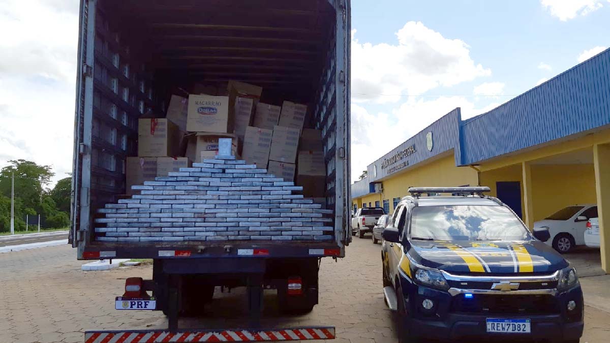 Você está visualizando atualmente Caminhoneiro é preso pela PRF transportando cocaína em carga de macarrão