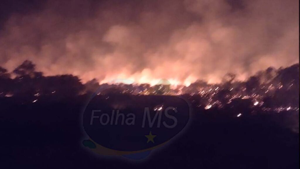 Bombeiros combatem grande foco de incêndio que avança sobre o Pantanal de Corumbá 2 fogo pantanal2