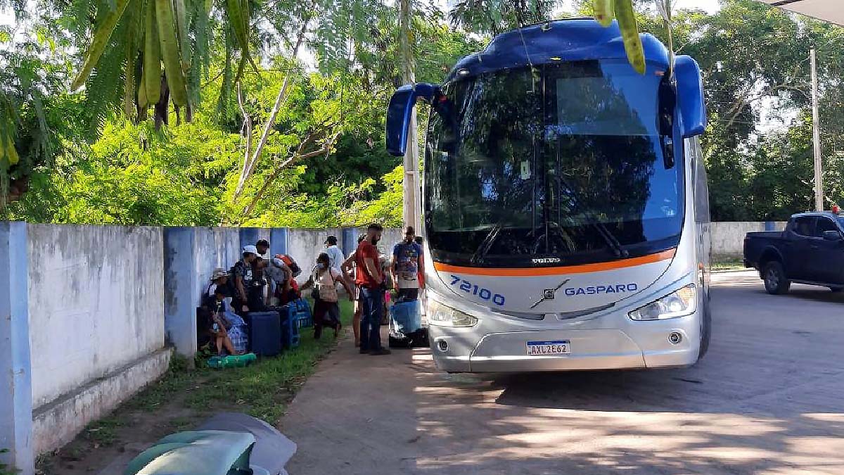 Leia mais sobre o artigo PF apreende ônibus e van que transportavam 40 imigrantes ilegais em Corumbá