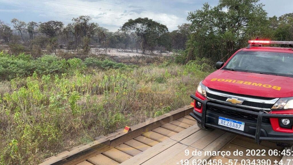 Bombeiros combatem grande foco de incêndio que avança sobre o Pantanal de Corumbá 3 incendio