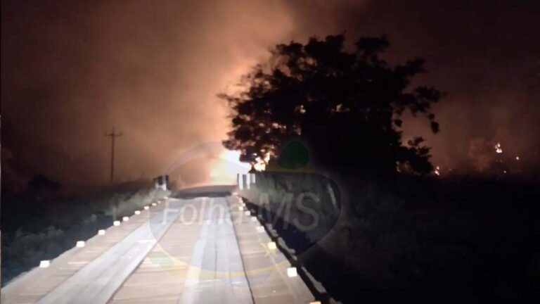 Bombeiros combatem grande foco de incêndio que avança sobre o Pantanal de Corumbá
