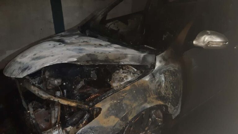 Incêndio atinge veículos dentro de garagem no Popular Velha