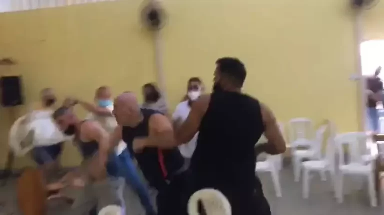 Reunião de condomínio acaba em briga e ameaças entre policiais militares em MG