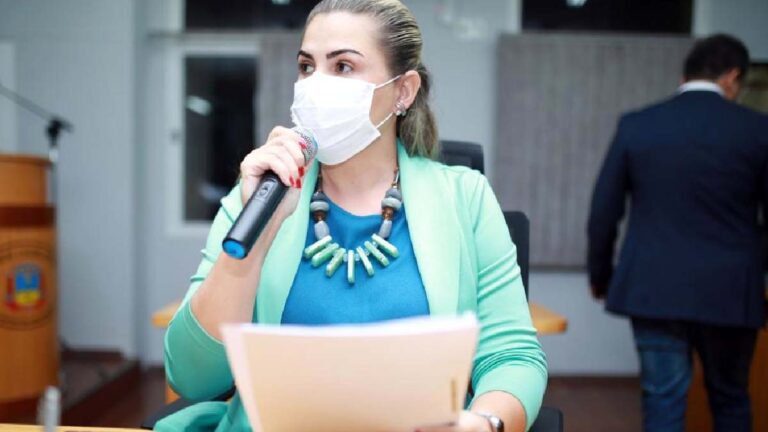 Vereadora cobra implementação e desenvolvimento de programas de proteção aos animais