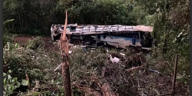 Ônibus com trabalhadores de Três Lagoas tomba no Paraná e deixa 10 mortos