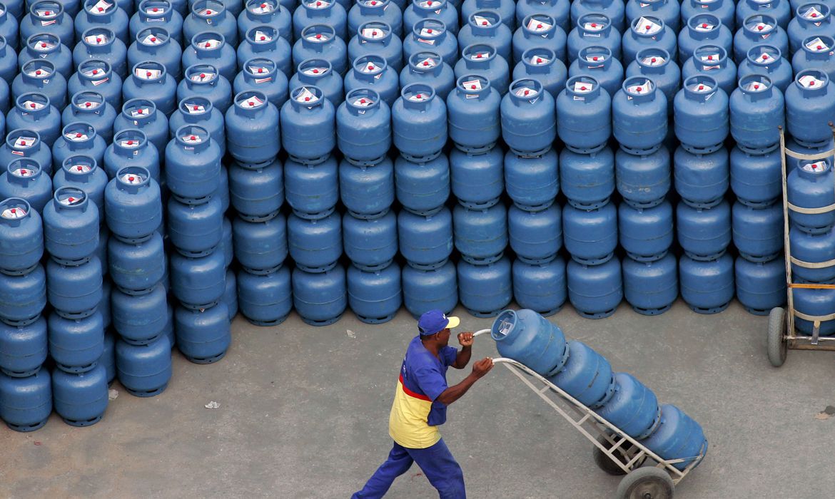 2020 04 08t210356z 1 lynxnpeg370nq rtroptp 4 energy bolivia brazil