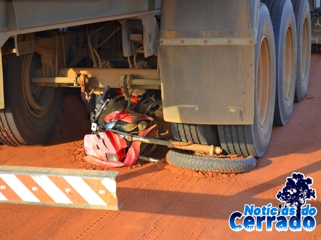Motociclista morre esmagado por carreta em Ribas do Rio Pardo