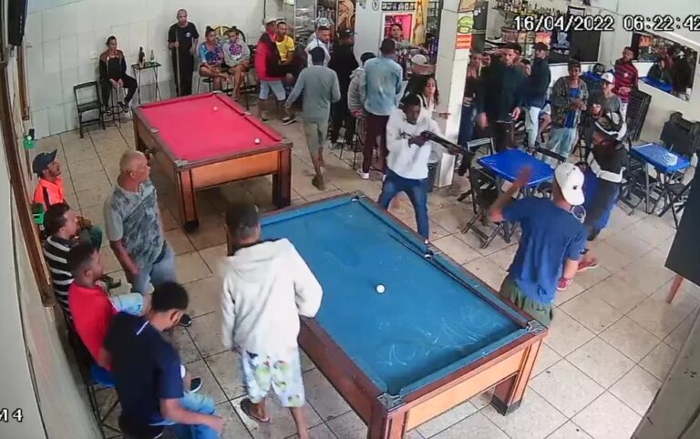 Homem é morto com tiro de escopeta em bar na Grande BH | cenas fortes