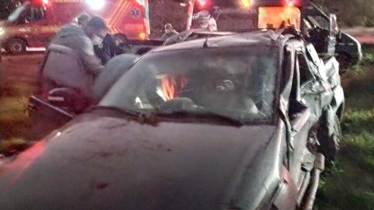 Bombeiros socorrem família em acidente entre carro e caminhão em Maria Coelho