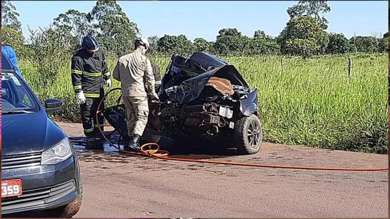 Colisão entre carro e caminhonete deixa dois mortos e um gravemente ferido na MS-040