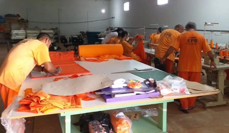Costura sob medida leva chance de trabalho digno a homens e mulheres em presídios de MS