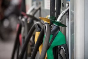 Leia mais sobre o artigo Preço da gasolina sobe pela 2ª semana seguida e atinge novo recorde no país