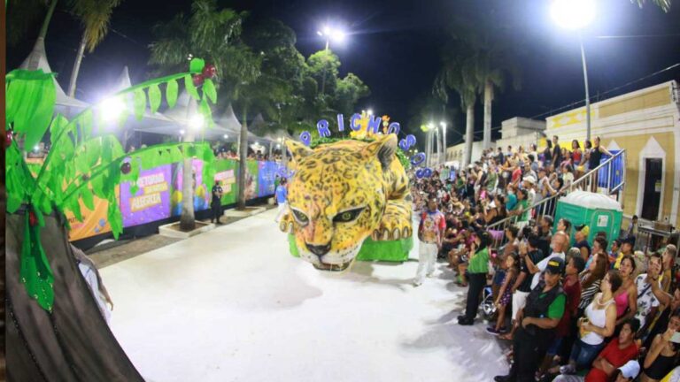 Caprichosos de Corumbá abre desfile das escolas de samba exaltando o amor