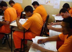 Oportunidade de estudar renova esperança de ressocialização a custodiados em presídios de MS 3 educacao prisional 1 300x216 1