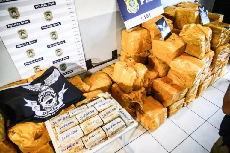 Preso, filho de chefão de quadrilha do tráfico tinha de Camaro a Porche em garagem