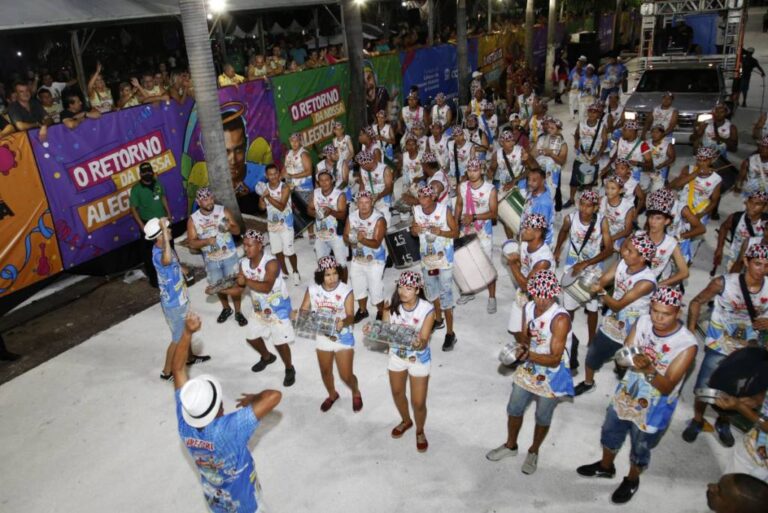 Oliveira Somos Nós conquista título de campeão no desfile dos blocos