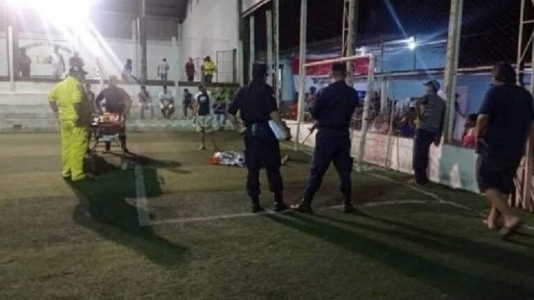 Trave de gol cai e mata criança em campo de futebol na Fronteira