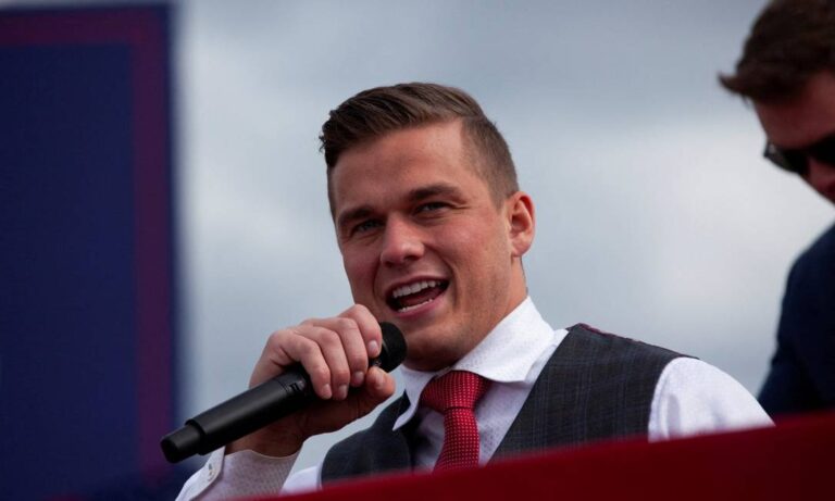 ‘Estávamos brincando’, diz deputado conservador dos EUA que aparece nu na cama com outro homem em vídeo