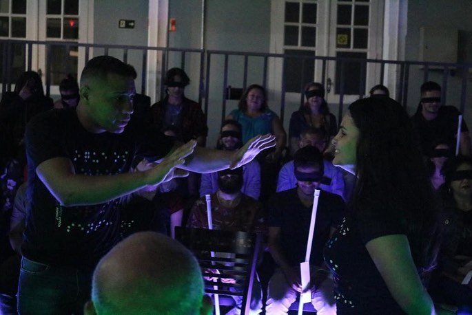 Espetáculo com elenco cego estreia em Corumbá