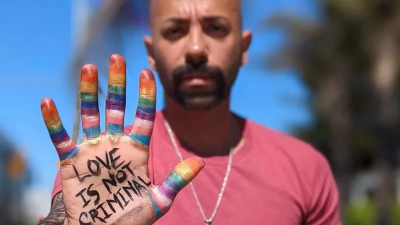 Você está visualizando atualmente ‘Pensei que me matariam’: a história do 1º gay a sair do armário no Catar