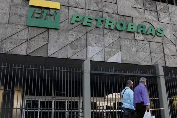 Você está visualizando atualmente Petrobras reajusta preços da gasolina e do diesel para distribuidoras