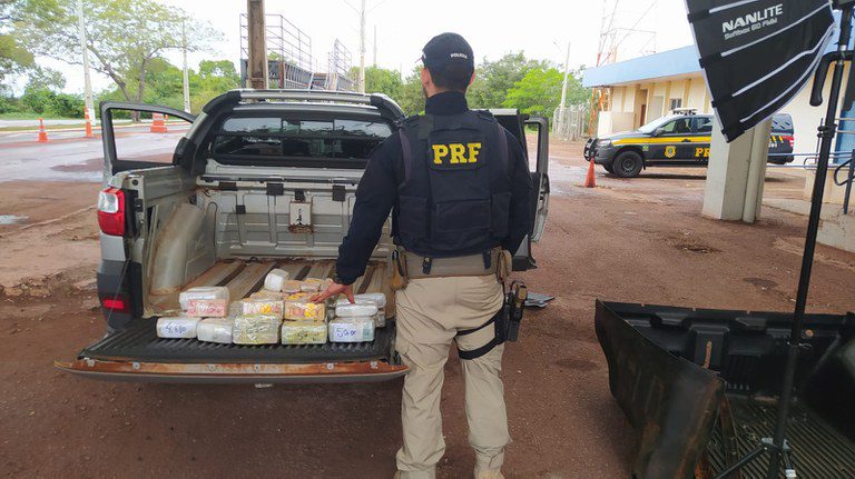 PRF e Denar apreendem mais de R$ 1 milhão em notas de real e dólar na BR-262