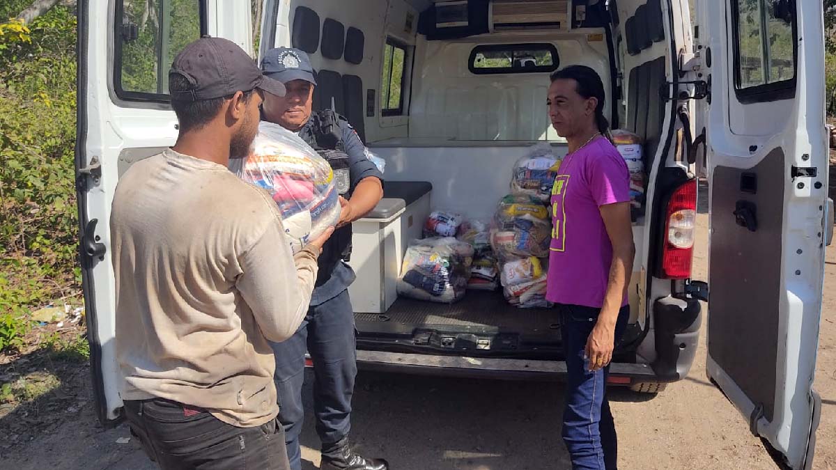 Você está visualizando atualmente PM faz entrega de cestas básicas arrecadadas no Arraiá Nha Naná no bairro Centro América